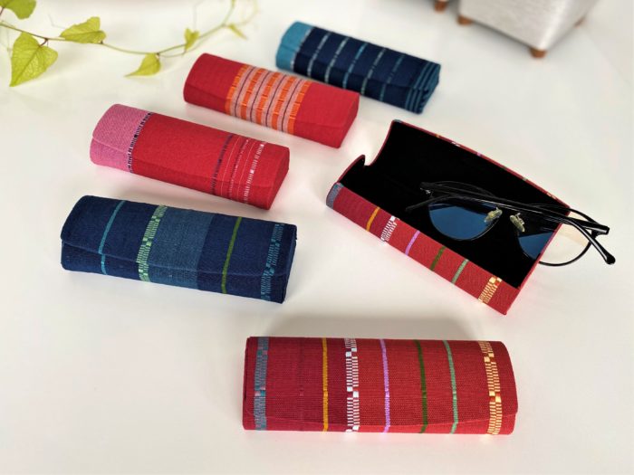 2020 JTA機内販売　手織り布のメガネケース